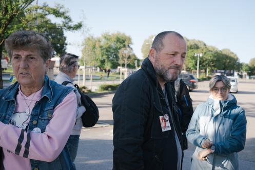Frédéric Vuillaume et quelques « gilets jaunes », rassemblés dans la zone commerciale de Chateaufarine, à Besançon, le 18 septembre 2025.