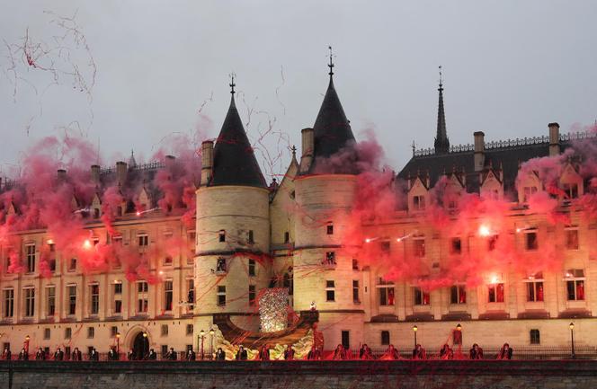 Lors de la cérémonie d’ouverture des JO de Paris, le 26 juillet 2024, évocation de Marie-Antoinette devant la Conciergerie.