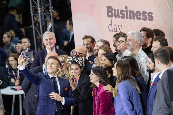 Emmanuel Macron avec de jeunes start-upeurs français de la tech lors du sommet sur l’IA, à la Station F, à Paris, le 11 février 2025.