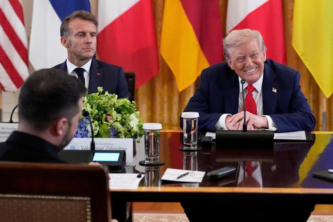 Emmanuel Macron et Donald Trump lors d’une rencontre avec Volodymyr Zelensky, à la Maison Blanche, à Washington, le 18 août 2025. 