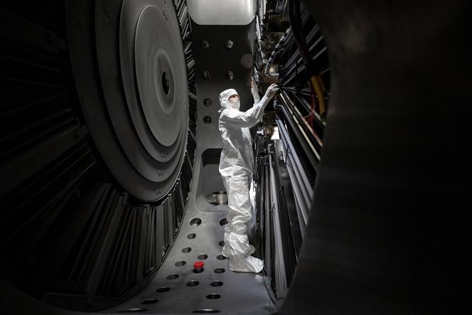 Au cœur du réacteur original par confinement magnétique de TAE Technologies, start-up américaine créée en 1998, à Foothill Ranch (Californie), le 13 décembre 2024.