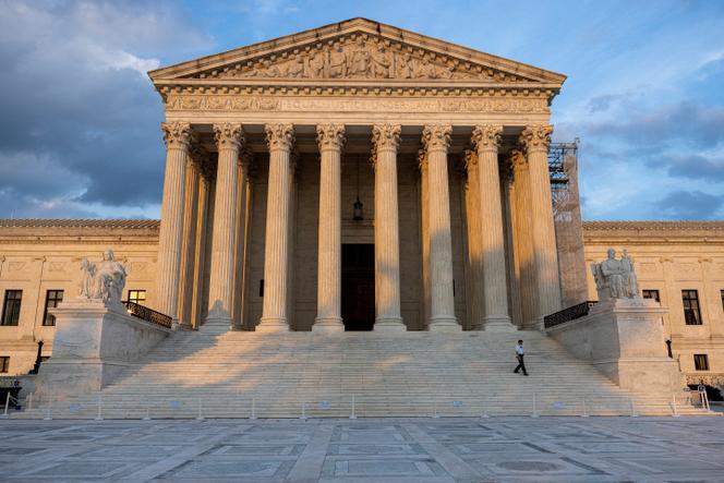Un agent de sécurité descend les marches de la Cour suprême des Etats-Unis, à Washington, le 19 juillet 2024. 