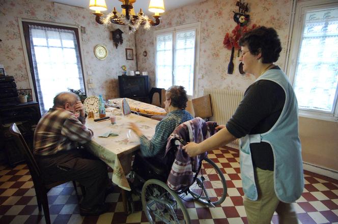 Une aide à domicile en milieu rural chez un couple de personnes âgées en 2006 à Mézidon (Calvados).