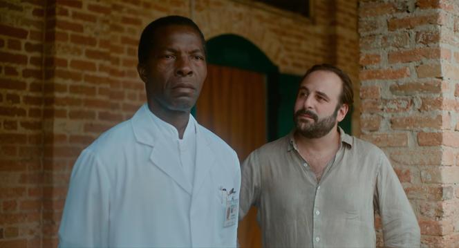 Isaach de Bankolé (Denis Mukwege) et Vincent Macaigne (Guy-Bernard Cadière) dans « Muganga. Celui qui soigne », de Marie-Hélène Roux.