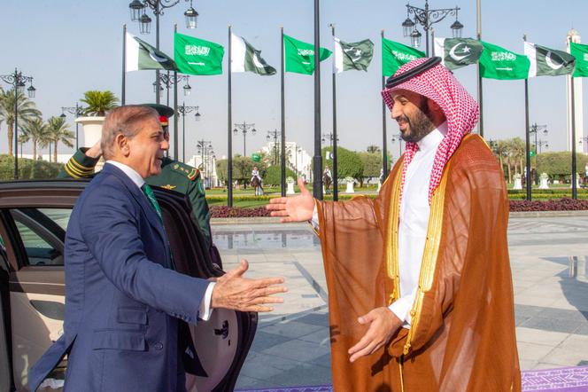 Le prince saoudien Mohammed Ben Salman accueille le premier ministre pakistanais, Shehbaz Sharif, à Riyad, le 17 septembre 2025, pour la signature d’un accord de défense entre leurs pays. 