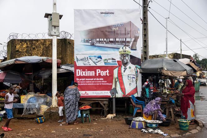 Une affiche à l’effigie du président de transition guinéen, Mamadi Doumbouya, à Conakry, le 7 septembre 2025.