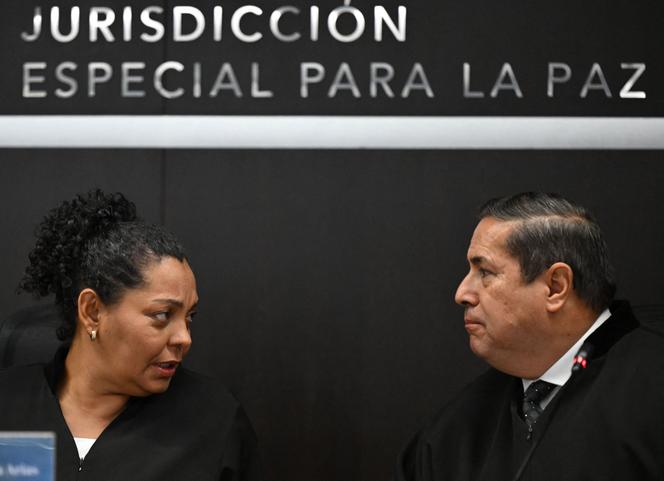 Les magistrats de la JEP (juridiction spéciale pour la paix) Ana Ochoa et Camilo Suarez, à Bogota, en Colombie, le 16 septembre 2025.