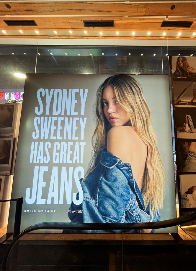 Campagne de la marque de vêtements American Eagle à New York, le 18 août 2025.