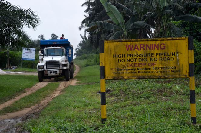Un camion passe près d’un pipeline à Ejamah-Ebubu, dans l’Etats de Rivers, au Nigeria, le 23 août 2021.
