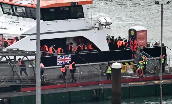 Des migrants interceptés en mer alors qu’ils tentaient de traverser la Manche depuis la France débarquent du navire « Typhoon » des gardes-côtes britanniques, après son arrivée, à Douvres, le 13 janvier 2025.
