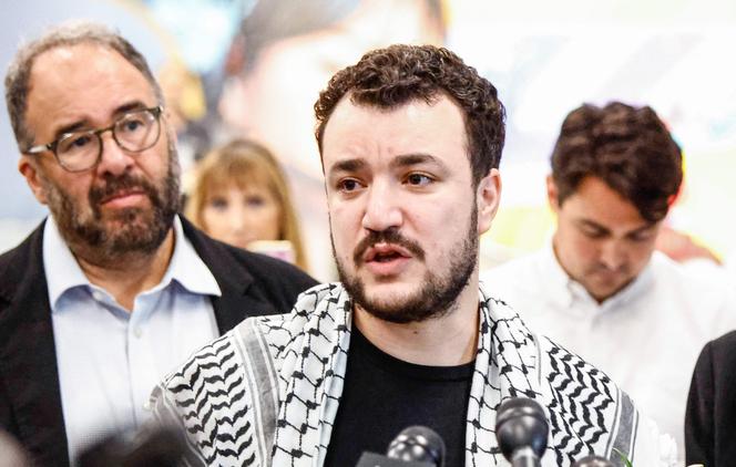 Mahmoud Khalil, ancien étudiant de l’université Columbia, s’adresse à la presse à son arrivée à l’aéroport de Newark, dans le New Jersey, le 21 juin 2025. 