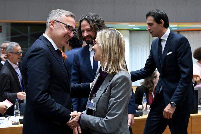Le ministre de l’environnement estonien, Andres Sutt, et la ministre de la transition écologique française, Agnès Pannier-Runacher, avec, en arrière-plan, Wopke Hoekstra, le commissaire européen au climat, à Bruxelles, le 18 septembre 2025.  