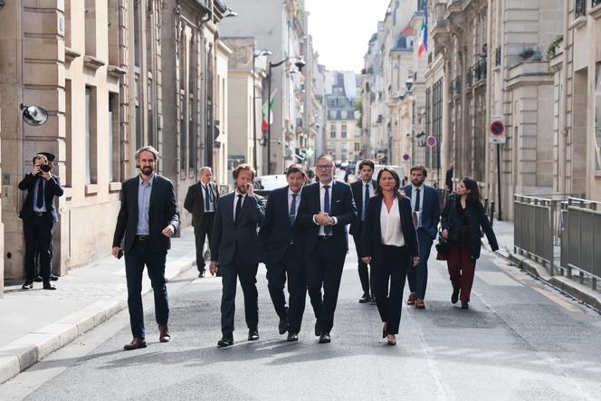 Olivier Faure (au centre), premier secrétaire du Parti socialiste, entouré (de gauche à droite) de Boris Vallaud, Patrick Kanner, Olivier Faure et Johanna Rolland, après leur entretien avec le premier ministre, Sébastien Lecornu, à Paris, le 17 septembre 2025.