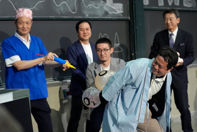 Une équipe japonaise apporte la démonstration que de nombreux mammifères peuvent s’oxygéner par voie rectale, lors de la remise du prix Ig Nobel de physiologie à Cambridge, aux Etats-Unis, le 12 septembre 2024. 