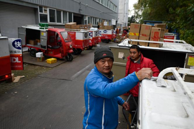 A l’extérieur d’un entrepôt de JD.com à Pékin, le 11 novembre 2024, jour de la fête des célibataires en Chine.