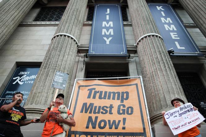 Manifestation contre Donald Trump devant le El Capitan Entertainment Centre, sur Hollywood Boulevard, à Los Angeles, où l’émission « Jimmy Kimmel Live ! » est enregistrée, le 17 septembre 2025.