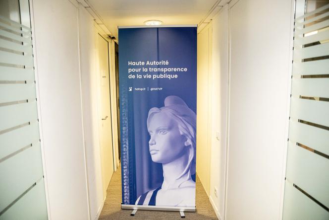 Un panneau de la Haute Autorité pour la transparence de la vie publique (HATVP), lors de la conférence de presse de son président pour présenter le rapport d’activité 2019, à Paris, le 9 juillet 2020.