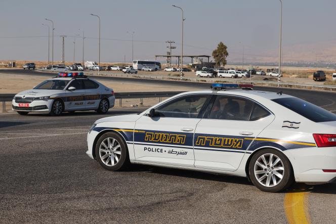 Des voitures de police israéliennes bloquent une route menant au pont Allenby, principal point de passage frontalier entre la Cisjordanie par Israël et la Jordanie, à la suite d’une attaque à l’arme à feu survenue le 18 septembre 2025.