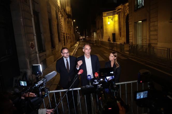 Le député (Place publique) Aurélien Rousseau, Raphaël Glucksmann et Aurore Lalucq, coprésidents de Place publique, devant Matignon, à Paris, le 17 septembre 2025. 