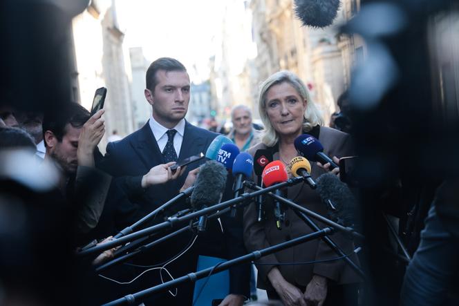 Jordan Bardella, président du Rassemblement national, et Marine Le Pen, cheffe de file du groupe parlementaire, le 17 septembre 2025 à Paris. 