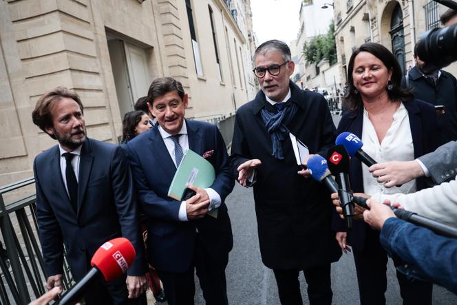 Le président de groupe des députés PS, Boris Vallaud, le président des sénateurs socialistes, Patrick Kanner, le premier secrétaire du parti, Olivier Faure, et la première secrétaire nationale déléguée, Johanna Rolland, arrivent devant Matignon pour rencontrer le premier ministre, à Paris, le 17 septembre 2025.