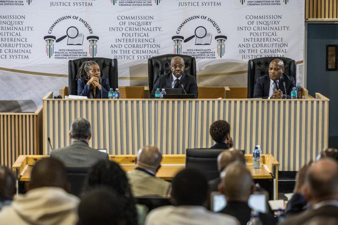 Lors d’une audition publique de la commission Madlanga, chargée d’enquêter sur les liens présumés entre personnel politique et crime organisé en Afrique du Sud, à Pretoria, le 17 septembre 2025.