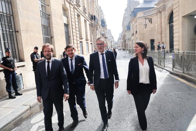 Boris Vallaud, Patrick Kanner, Olivier Faure et Johanna Rolland, responsables du Parti socialiste, quittent Matignon après leur entretien avec le premier ministre, Sébastien Lecornu, à Paris, le 17 septembre 2025.
