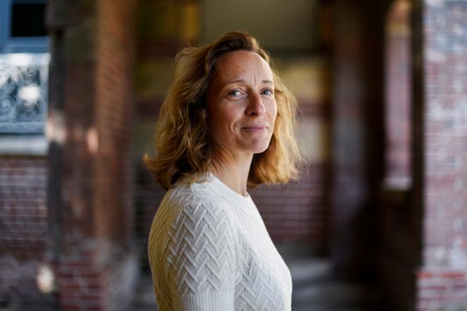 Laure Abraham, infirmière et cadre de santé, a perdu la voix à la suite d’une maladie. Ici, au centre hospitalier du Rouvray, à Sotteville-lès-Rouen (Seine-Maritime), le 17 juin 2025.