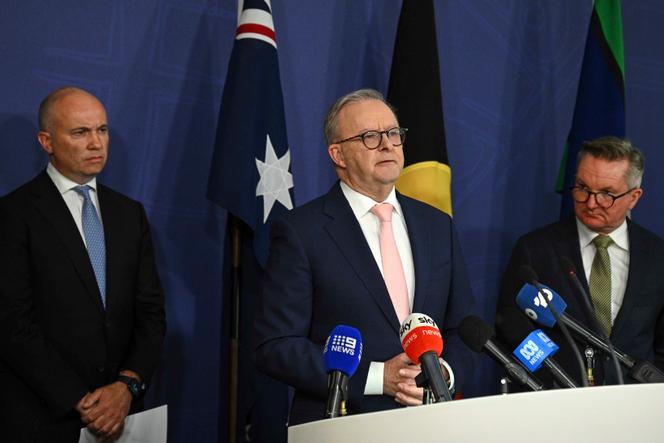 Le président de l’Autorité sur le changement climatique, Matt Kean (à gauche), le premier ministre de l’Austalie, Anthony Albanese (au centre), et Chris Bowen, le ministre du changement climatique, lors d’une conférence de presse, à Sydney, le 18 septembre 2025.