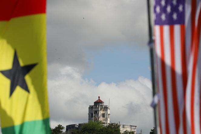 Les drapeaux ghanéen et américain à Cape Coast, au Ghana, le 28 mars 2023.