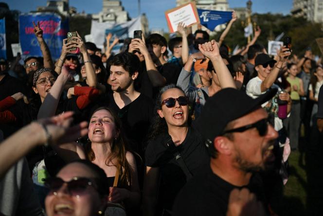 Des milliers de personnes rassemblées devant le Congrès national pour protester contre les veto du président argentin, Javier Milei, à Buenos Aires, le 17 septembre 2025. 