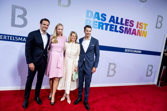 Les frères Thomas (à gauche) et Carsten Coesfeld, héritiers de la famille Mohn, avec leurs épouses Marie (à gauche) et Julia, à la Bertelsmann Party 2025, à Berlin, le 11 septembre 2025.