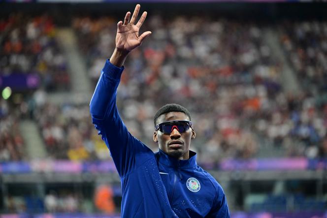 Fred Kerley, sur le podium du 100 m des JO de Paris, à Saint-Denis (Seine-Saint-Denis), le 5 août 2024. 