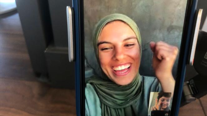Fatma Hassona dans le documentaire « Put Your Soul on Your Hand and Walk »,  de Sepideh Farsi. 