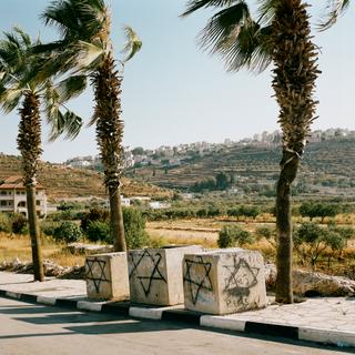 Des tags représentant des étoiles de David ont été dessinés sur des blocs de pierre par des colons à l'entrée du village de Turmus Ayya.