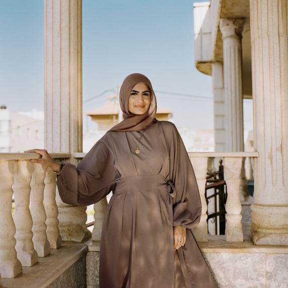 Samiya Alkam vit en Californie, où elle a monté un campement d'étudiants contre la guerre à Gaza dans son université de Riverside. Elle se rend chaque été dans la maison familiale de Turmus Ayya en Cisjordanie occupée.