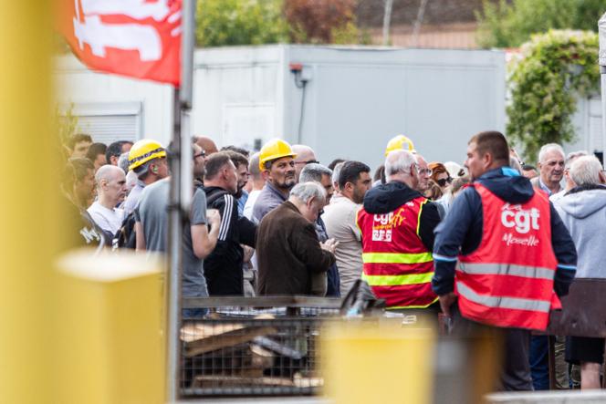 A l'entrée du site NovAsco de Hagondange (Moselle), alors que l’intersyndicale a installé un barrage filtrant, le 22 juillet 2025.