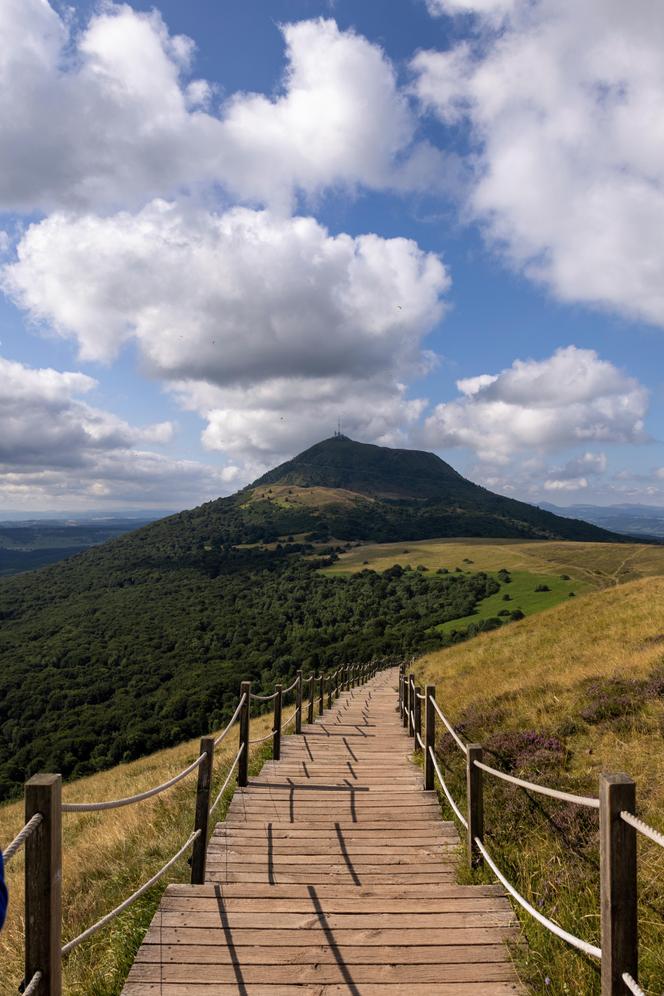 Le puy de Dôme et, à son sommet, l’Observatoire de physique du globe de Clermont-Ferrand, en juillet 2025.