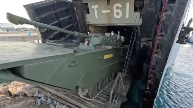 Capture d’écran tirée d’une vidéo diffusée par voie officielle montrant le débarquement d’un char lors d’exercices militaires, à La Orchila, au Venezuela, le 17 septembre 2025.