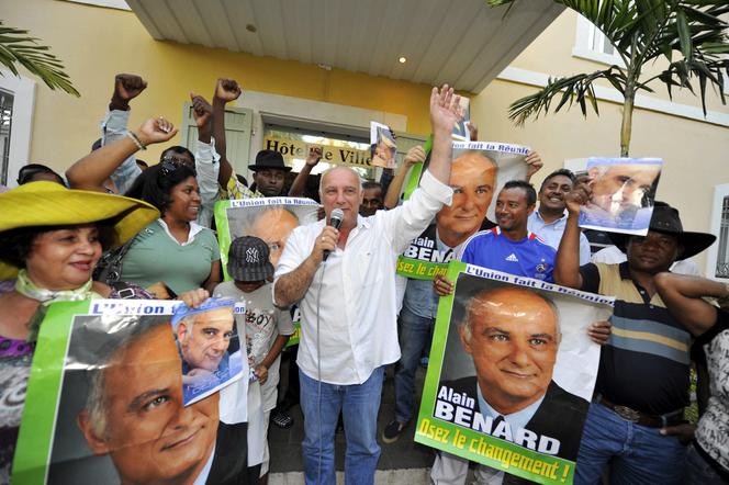Alain Bénard, devant la mairie de Saint-Paul, à la Réunion, le 11 août 2009.