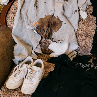 Les vêtements maculés de sang d’Omar Rabee, tué par des soldats de l’armée israélienne le 6 avril 2025, conservés par ses parents dans leur maison familiale de Turmus Ayya.