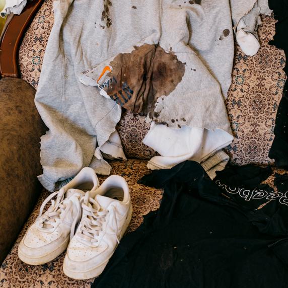 Les vêtements maculés de sang d’Omar Rabee, tué par des soldats de l’armée israélienne le 6 avril 2025, conservés par ses parents dans leur maison familiale de Turmus Ayya.