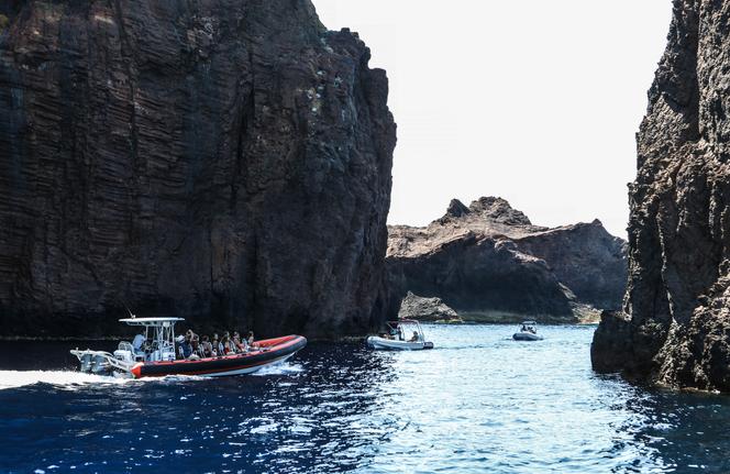 Des touristes visitent la réserve naturelle de Scandola sur un bateau de promenade, en Corse, le 19 août 2019.