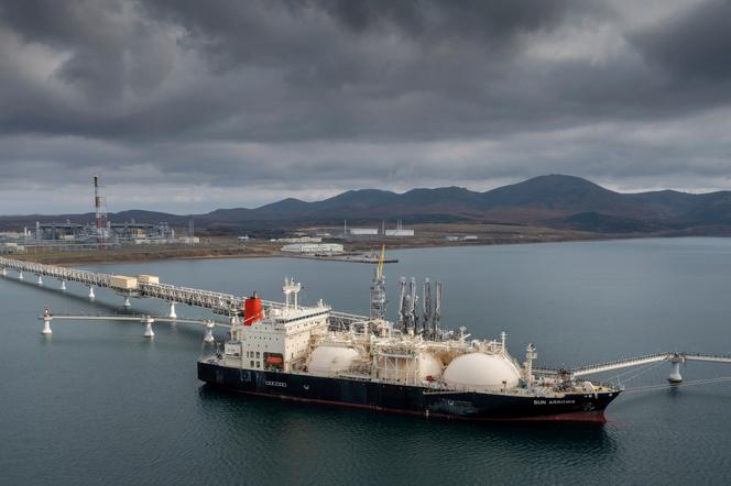 Le pétrolier « Sun-Arrows » charge sa cargaison de gaz naturel liquéfié dans le port de Prigorodnoye, en Russie, le 29 octobre 2021.
