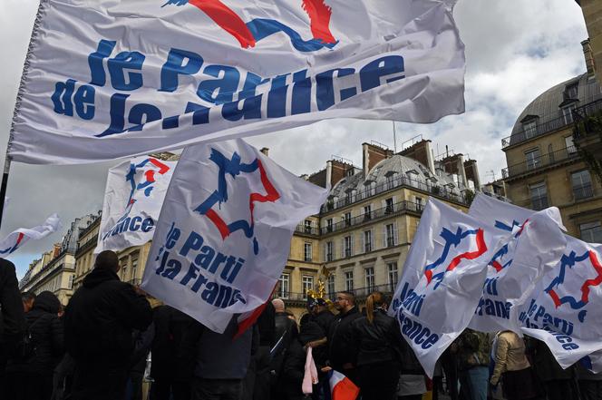 Des militants du Parti de la France (PDF), lors d’un rassemblement organisé en l’honneur de Jeanne d’Arc à Paris, le 1ᵉʳ mai 2017.