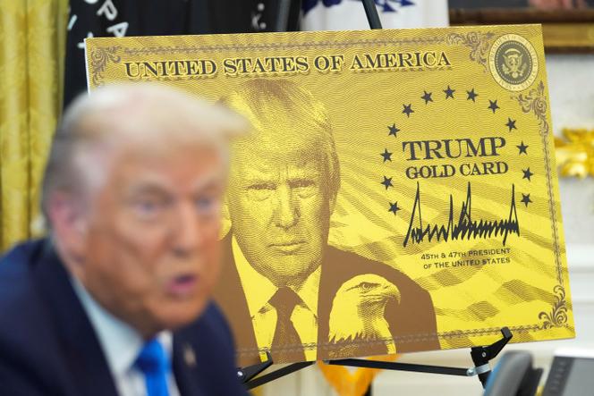 Le président américain, Donald Trump, s’exprime dans le bureau Ovale de la Maison Blanche, près d’un panneau « Trump Gold Card », à Washington, le 19 septembre 2025.