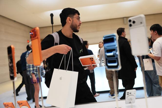 Dans l’Apple Store de la Cinquième Avenue, à New York, le 19 septembre 2025.