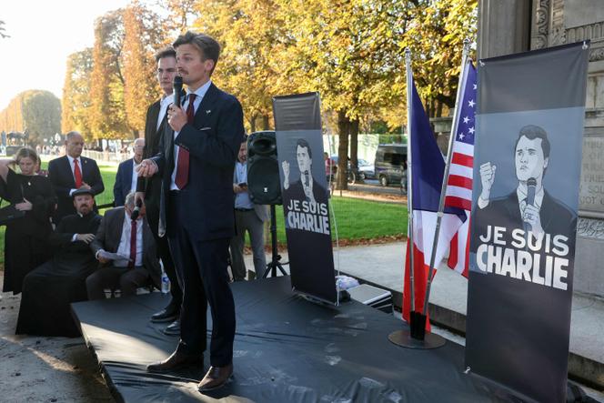 Nicolas Conquer, activiste franco-américain pro-Trump, lors d’un hommage au militant d’extrême droite américain Charlie Kirk, à Paris, le 19 septembre 2025.