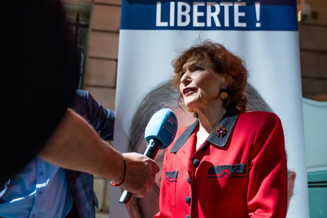 Noëlle Lenoir, présidente du comité de soutien à l’écrivain franco-algérien Boualem Sansal et ancienne ministre déléguée, lors d’une conférence de presse devant l’ambassade d’Algérie, à Paris, le 16 mai 2025.