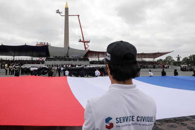 Un jeune volontaire du service national universel assiste au défilé militaire du 14-Juillet sur les Champs-Élysées à Paris, le 14 juillet 2019.
